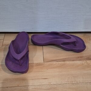 Crocs Purple Women's Size 7 Flip Flops